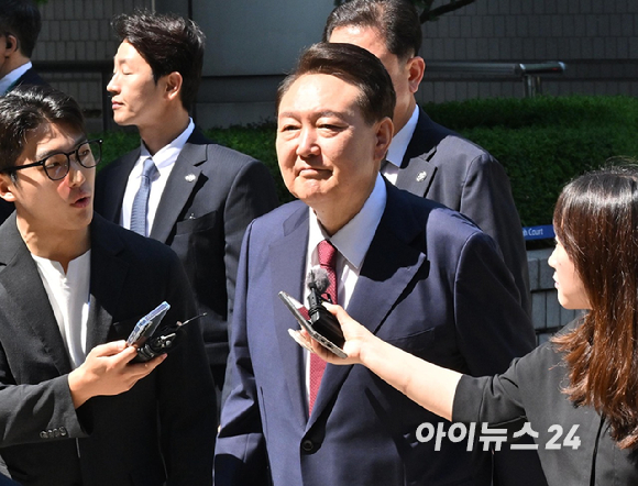 윤석열 전 대통령이 23일 서울 서초구 서울중앙지방법원에서 열린 내란 우두머리 혐의·직권남용 권리행사 방해 혐의 사건 8차 공판에 출석하고 있다. [사진=사진공동취재단]
