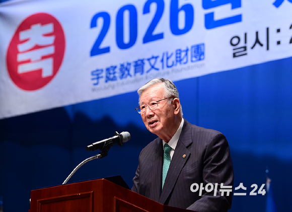 이중근 부영그룹 회장 겸 대한노인회장이 26일 서울 중구 대한상공회의소 국제회의장에서 열린 '우정교육문화재단 2026년 제1학기 장학금 수여식'에 참석해 국내 대학에서 수학 중인 외국인 유학생들에게 장학금을 지급하고 있다. [사진=정소희 기자]