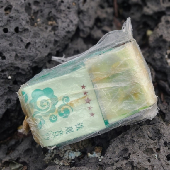 18일 제주시 조천읍에서 발견된 차(茶) 봉지에 싸인 마약류 의심 물체 [사진=제주지방해양경찰청]