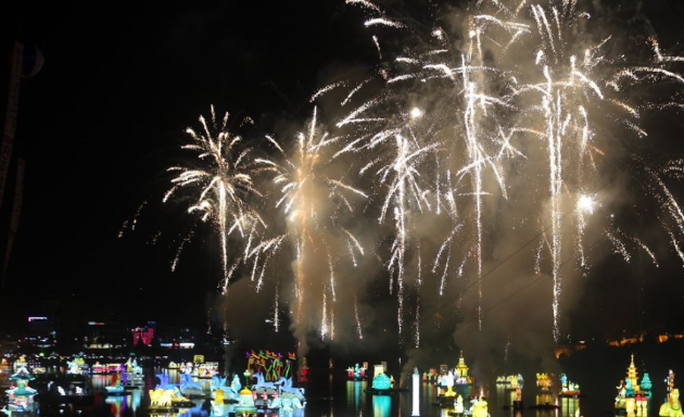 진주시 유등축제에서 판매된 음식이 공개되면서 '바가지 요금' 논란이 일고 있다. 사진은 해당 음식. [사진=스레드 갈무리 ]