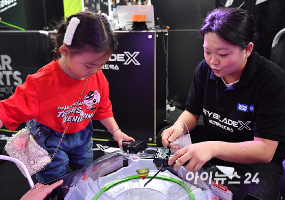 16일 오전 서울 강남구 코엑스에서 열린 '캐릭터 라이선싱 페어&middot;보드게임콘 2026'에서 관람객들이 부스를 둘러보고 있다. [사진=곽영래 기자]