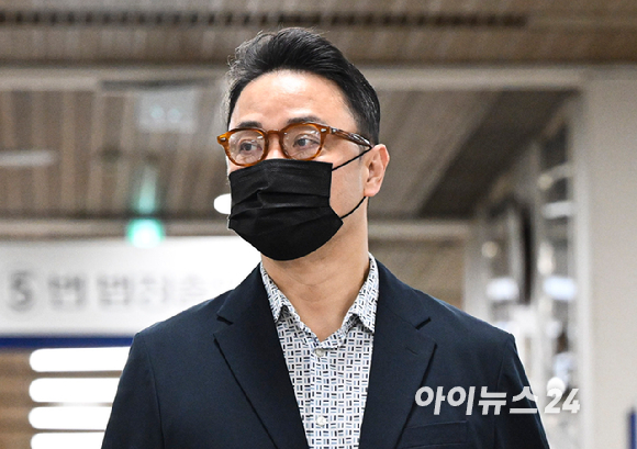 김건희 씨 오빠 김진우 씨가 15일 서울 서초구 서울중앙지방법원에서 열린 양평 공흥지구 의혹 관련 공판에 출석하고 있다. [사진=사진공동취재단]