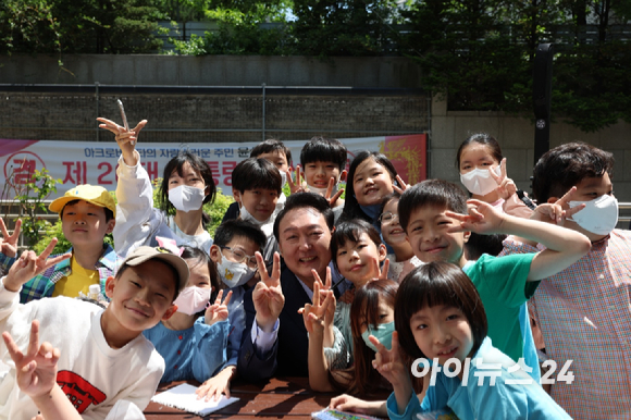 윤석열 대통령 당선인이 5일 어린이날을 맞아 당선인이 거주하는 아파트 이웃 어린이들과 함께 사진촬영을 하며 즐거운 시간을 보내고 있다. [사진=당선인 대변인실]