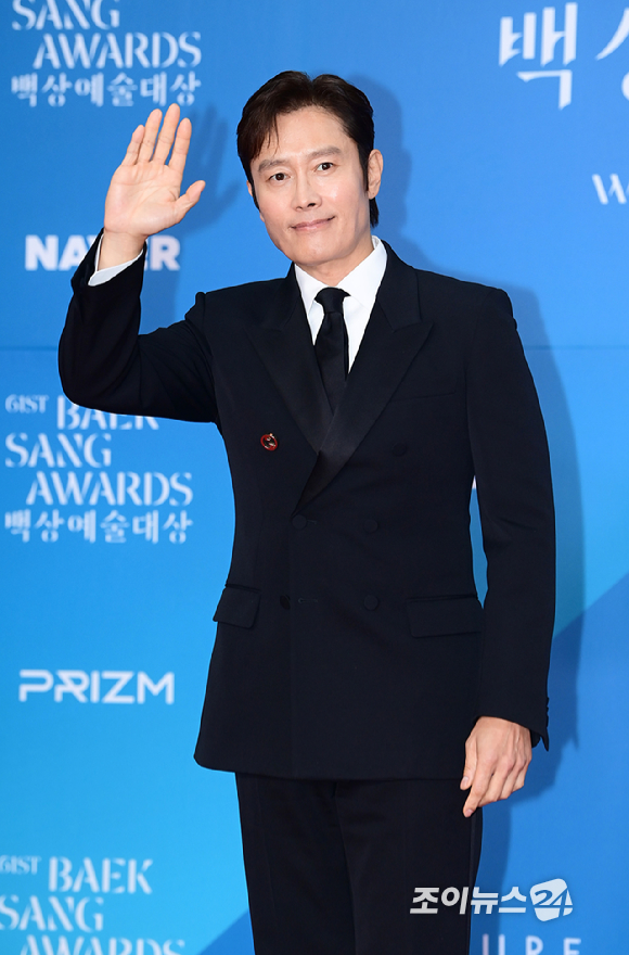 배우 이병헌이 5일 오후 서울 삼성동 코엑스에서 열린 제61회 백상예술대상 시상식 레드카펫 행사에 참석하고 있다. [사진=정소희 기자]