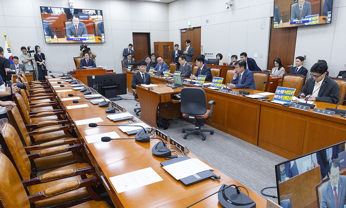 = 30일 국회에서 국민의힘 단독으로 개최한 외교통일위원회 전체 회의에 더불어민주당 의원들과 정부 관계자가 불참해 자리가 비어 있다. 이날 외통위는 비무장지대 폭발 사고와 우크라이나 북한군 포로 국내 송환과 관련한 현안 질의를 위해 열렸지만, 여야 간사 간 합의 없이 개의하면서 더불어민주당 의원들과 외교부&middot;통일부 장&middot;차관은 전원 불참했다. 2026.9.30 [사진=연합뉴스]