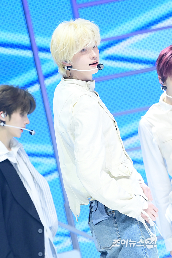 그룹 투어스 신유가 27일 오후 서울 광진구 광장동 예스24라이브홀에서 열린 투어스(TWS) 미니 5집 'NO TRAGEDY' 발매 기념 쇼케이스에서 타이틀곡 '널 따라가' 무대를 선보이고 있다. [사진=정소희 기자]