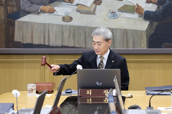 신현송 한국은행 총재가 22일 오전 서울 중구 한국은행에서 열린 금융통화위원회에서 회의에서 의사봉을 두드리고 있다. [사진=한국은행]