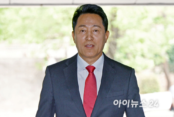 여론조사비 대납 의혹으로 기소된 오세훈 서울시장이 17일 서울 서초구 서울중앙지방법원에서 열린 결심공판에 출석하고 있다. [사진=사진공동취재단 ]