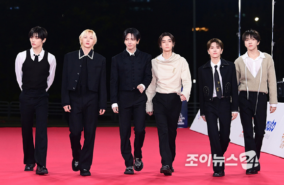 그룹 보이넥스트도어(BOYNEXTDOOR)가 19일 오후 서울 영등포구 여의도 KBS홀에서 열린 제46회 청룡영화상 레드카펫 행사에 참석하고 있다. [사진=정소희 기자]