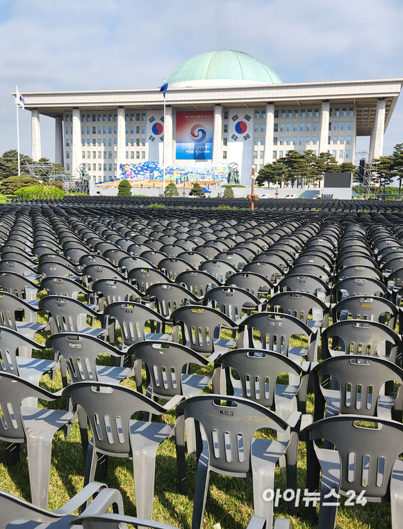 제20대 대통령 취임식을 나흘 앞둔 6일 국회 잔디광장에서 관계자들이 취임식 참석자들의 의자를 설치하고 있다. [사진=정소희 기자]