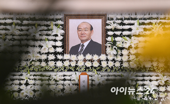 전두환 전 대통령의 빈소가 지난 23일 서울 서대문구 신촌세브란스병원 장례식장에 마련되어 있다. [사진=김성진 기자]
