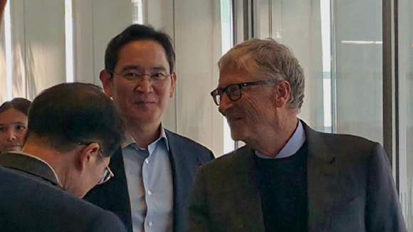 이재용 삼성전자 회장(왼쪽)과 빌게이츠 게이츠재단 이사장이 22일 서울 서초구 삼성전자 서초사옥 로비에서 함께 있는 모습. [사진=삼성전자]