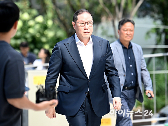 조현상 HS효성 부회장이 4일 오전 서울 종로구에 마련된 김건희 특검팀(특별검사 민중기)에 출석하고 있다. [사진=곽영래 기자]