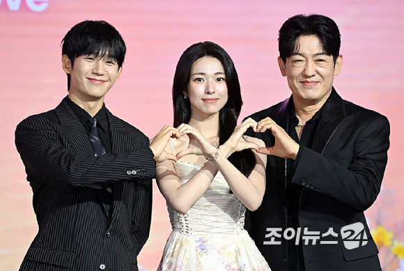 배우 정해인, 하영, 허성태가 5일 서울 마포 호텔 나루 서울에서 열린 넷플릭스 시리즈 '이런 엿같은 사랑' 제작발표회에서 포토타임을 갖고 있다. [사진=곽영래 기자]