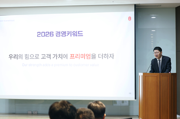 5일 경기도 성남시 코스맥스 사옥에서 열린 2026년 시무식에서 이병만 코스맥스 대표이사(부회장)가 신년사를 발표하고 있다. [사진=코스맥스그룹]