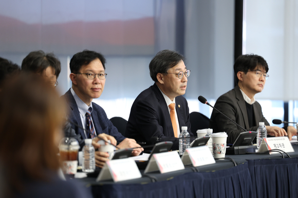 박윤규 과학기술정보통신부 2차관은 23일 오후 서울 강남구 루닛 본사에서 열린 디지털 국정과제 현장 간담회에서 이야기하고 있다. [사진=과학기술정보통신부 ]