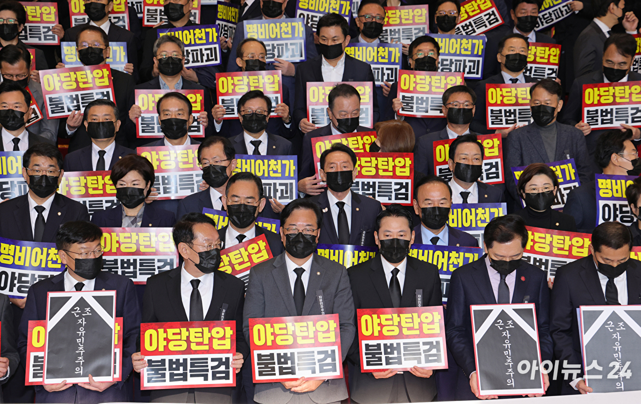 이재명 대통령이 4일 서울 여의도 국회 본회의에서 내년도 정부 예산안에 대한 시정연설하고 있다. 더불어민주당 의원들은 박수를 치며 이 대통령 연설에 화답하고 국민의힘 의원들은 불참했다. [사진=국회사진기자단]