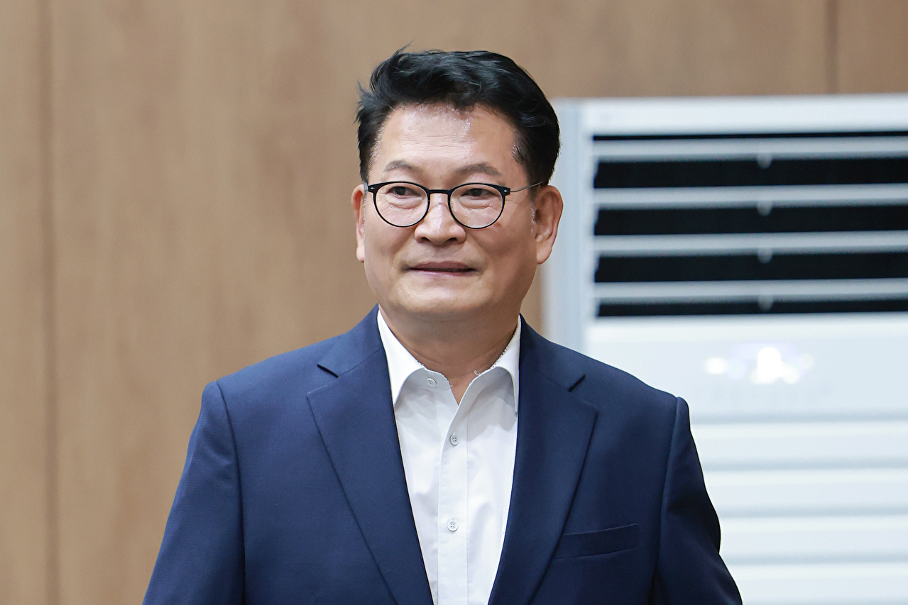 더불어민주당 송영길 당 대표 후보가 5일 국회 소통관에서 조희대 대법원장 탄핵 추진 등을 포함한 사법개혁 관련 기자회견을 하기 위해 회견장으로 향하고 있다. 2026.8.5 [사진=연합뉴스]