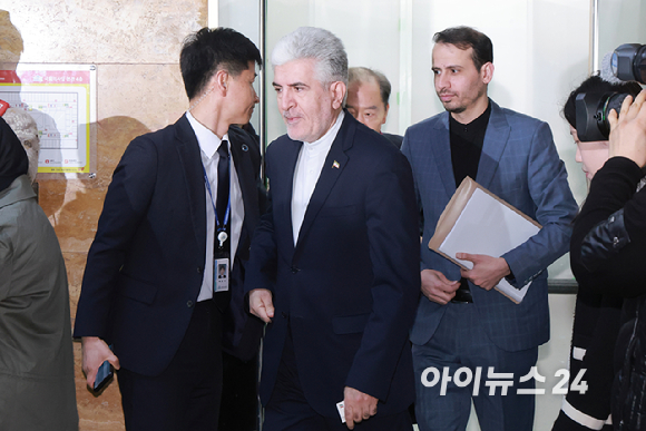 사이드 쿠제치 주한 이란 대사가 25일 오전 서울 여의도 국회에서 김석기 외교통일위원장 및 여야 간사들과 면담을 위해 이동하고 있다. [사진=정소희 기자]