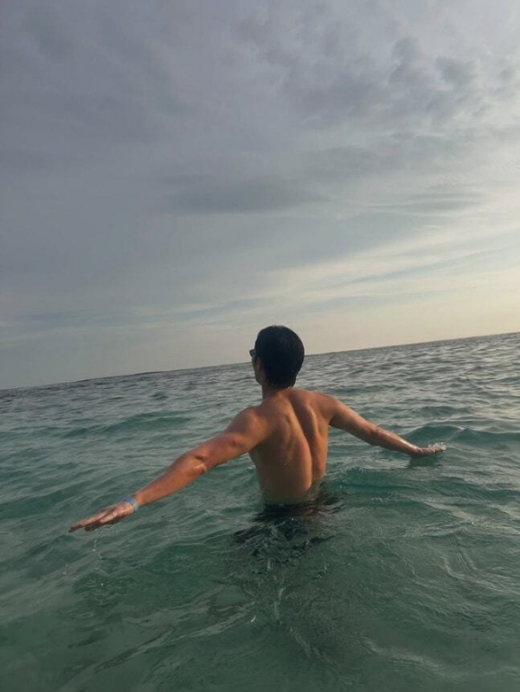 박서준, 상탈하고 조각 몸매 자랑...성난 등근육 &apos;깜짝&apos;