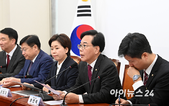 국민의힘 장동혁 대표가 미국 방문 일정을 사흘 앞당겨 지난 11일 워싱턴DC로 출국했다. 장 대표는 12일 페이스북을 통해 "저는 어제, 세계의 자유를 지키는 최전선 워싱턴으로 출발했다"고 밝혔다.사진은 미국으로 향하는 장 대표. [사진=장 대표 페이스북 캡쳐]