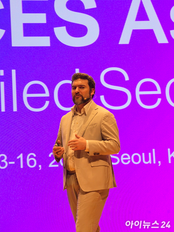 브라이언 코미스키 미국 소비자기술협회(CTA) 혁신&middot;트렌드 담당 부사장이 기조 연설을 하고 있다. [사진=황세웅 기자]