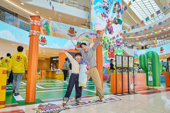 모델들이 2025 대한민국 쓱데이를 맞아 스타필드 고양에서 진행된 '브롤 마스터즈컵 in 스타필드'를 소개하고 있다. [사진=신세계프라퍼티]