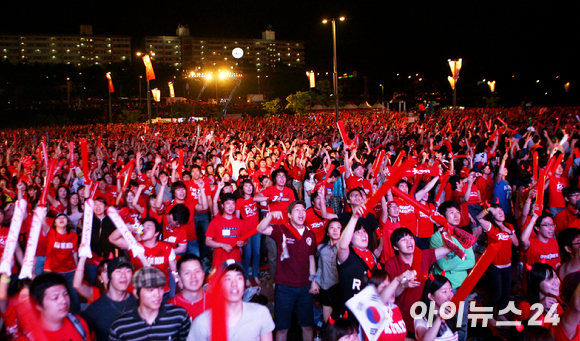 2일 오후 서울월드컵경기장에서 열린 2002 한일월드컵 20주년 기념 대한민국과 브라질의 친선경기가 열렸다. 붉은악마들이 카드섹션을 하고 있다. [사진=김성진 기자]