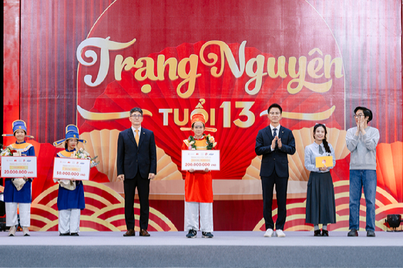 '베트남 장학퀴즈쇼' 1등 수상자 딘 바오 칸 군(가운데)과 신상호 대상득비엣 대표(왼쪽), 전창근 대상베트남 대표(오른쪽)가 기념사진을 촬영하고 있다. [사진=대상]