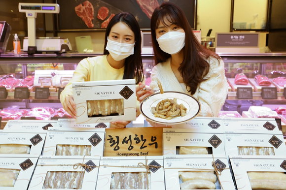 15일 서울 중구 소공동에 위치한 본점 축산코너에서 모델들이 '횡성한우 곱창·대창'을 홍보하고 있다. [사진=롯데쇼핑]