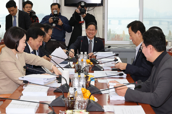  24일 서울 여의도 국회 기획재정위원회에서 조세특례제안법 개정안 등 안건을 심사하기 위한 조세소위원회의가 열리고 있다. [사진=연합뉴스]