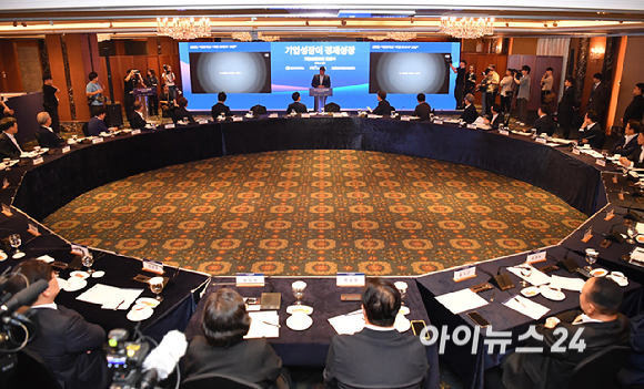 최태원 대한상의 회장이 4일 서울 중구 롯데호텔 사파이어볼룸에서 대한상공회의소&middot;한국경제인협회&middot;한국중견기업연합회가 연 기업성장포럼 출범식에서 기조연설을 하고 있다. [사진=곽영래 기자]