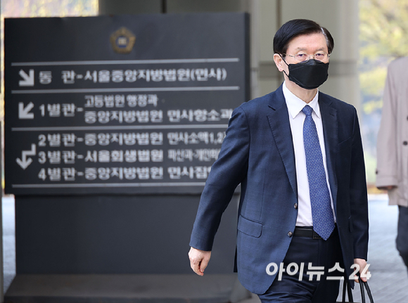 윤석열 전 대통령 체포를 방해한 혐의를 받고 있는 박종준 전 경호처장이 2일 오전 서울 서초구 서울중앙지법에서 열린 공판에 출석하고 있다. [사진=사진공동취재단]