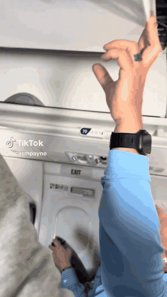 미국에서 운항 중인 항공기 내부 천장이 떨어져 승객들이 손으로 받쳐야 하는 일이 벌어졌다. 틱톡에 공개된 무너진 천장을 받치고 있는 승객들의 모습. [사진=틱톡]