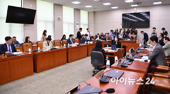 검사징계법 일부개정법률안 등을 심의하는 국회 법제사법위원회의 법안심사제1소위원회가 7일 국회에서 더불어민주당 소속 박범계 소위원장 주재로 열리고 있다. [사진=곽영래 기자]