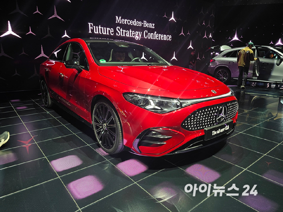 올라 칼레니우스(Ola Källenius) 메르세데스-벤츠 그룹 AG 이사회 의장 겸 최고경영자(CEO)이 14일 인천 파라다이스시티에서 열린 '메르세데스-벤츠 미래 전략 컨퍼런스'에서 발표하고 있다. [사진=김종성 기자]