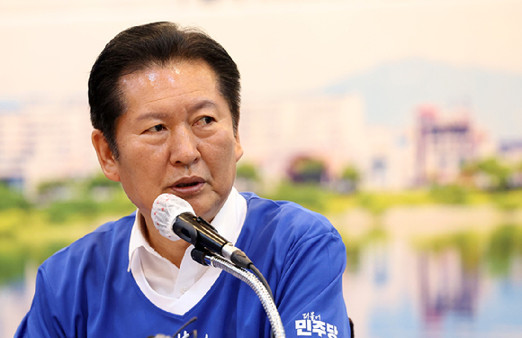 더불어민주당 정청래 대표가 11일 강원 춘천시 스카이컨벤션에서 열린 중앙선거대책위원회의에서 발언하고 있다. 2026.5.11 [사진=연합뉴스]