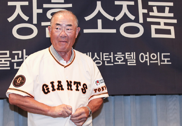 일본 프로야구 통산 3085안타 기록의 주인공인 재일교포 야구 해설가 장훈이 2018년 야구의 전설 '장훈' 소장품 기증식에서 현역 시절 유니폼을 입고 있다. 2018.5.3 [사진=연합뉴스]