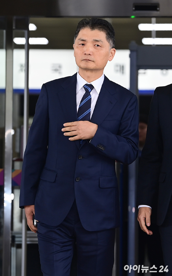 SM엔터테인먼트 시세 조종 혐의를 받고 있는 김범수 카카오 창업주 겸 경영쇄신위원장이 21일 오전 열린 1심 선고공판에서 무죄를 받고 법원을 나서고 있다. [사진=아이뉴스24 포토 DB]