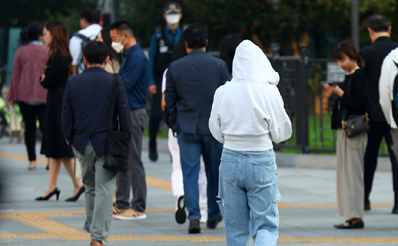 지난 8일 서울 종로구 세종대로사거리에서 시민들이 외투를 입고 횡단보도를 건너고 있다. [사진=뉴시스]