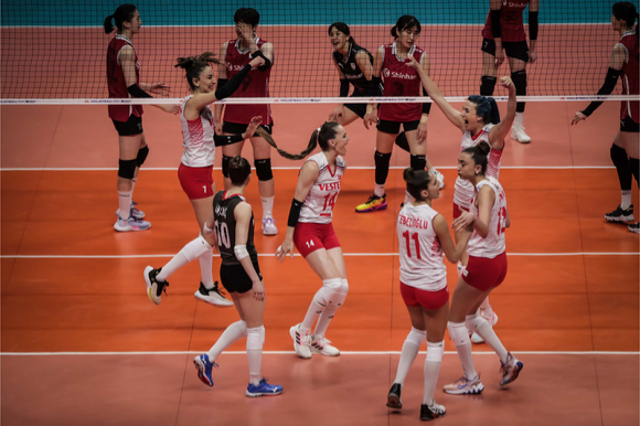 한국 여자배구 대표팀이 실점 이후 아쉬워하고 있다. [사진=국제배구연맹(FIVB) 홈페이지 캡처]