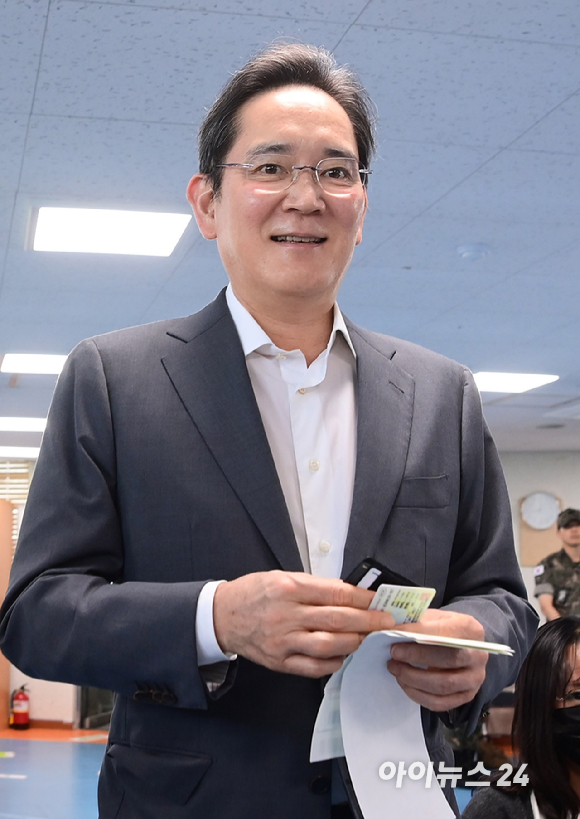 제9회 전국동시지방선거 사전투표 첫날인 29일 오전 서울 용산구 한남동 주민센터에 마련된 사전투표소에서 이재용 삼성전자 회장이 투표를 하고 있다. [사진=정소희 기자]