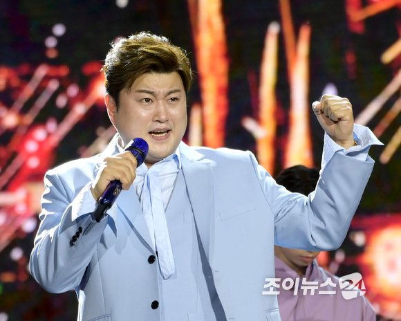 가수 겸 성악가 김호중이 30일 오후 경기도 고양시 일산서구 고양체육관에서 SBS 추석특집쇼 '김호중의 한가위 판타지아' 무대 리허설을 갖고 있다. [사진=정소희 기자]