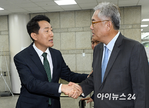 오세훈 서울시장이 21일 서울 서초구 서울고등법원에서 열린 정치자금법 위반 혐의 2심 첫 공판에 출석하고 있다. 오른쪽은 다른혐의로 법원에 출석한 정진석 전 대통령 비서실장. [사진=사진공동취재단 ]