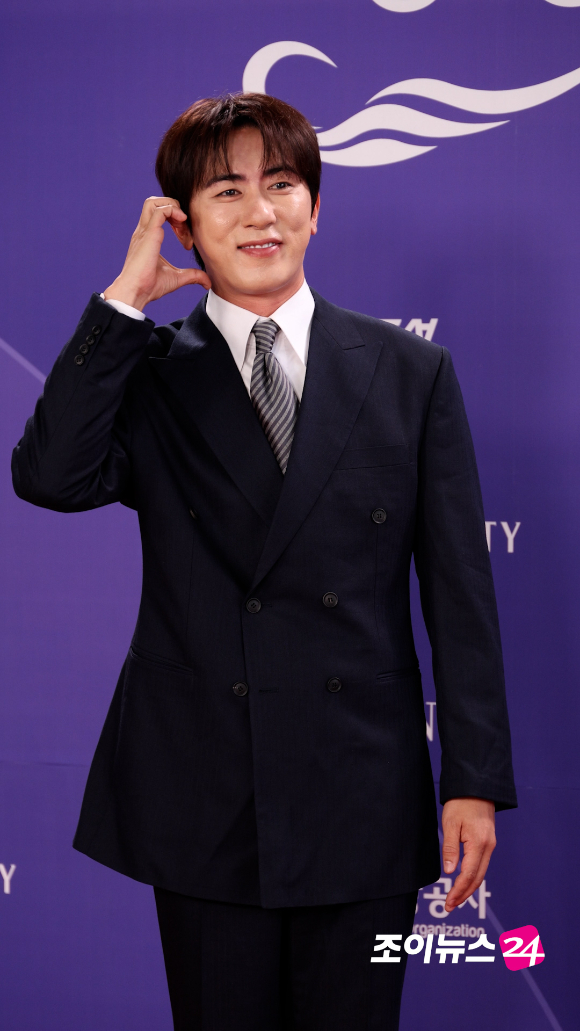 코미디언 김원훈이 31일 오후 인천시 영종구 운서동 파라다이스시티에서 열린 제5회 청룡시리즈어워즈 레드카펫 행사에 참석하고 있다. [사진=문수지 기자]