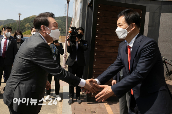 윤석열 대통령 당선인이 12일 오후 대구 달성군 유가읍에 있는 박근혜 전 대통령의 사저를 방문 박근혜 전 대통령 예방을 하기 위해 차량에서 내려 기다리고 있던 유영하 변호사와 악수를 나누고 있다. [사진=인수위사진기자단]