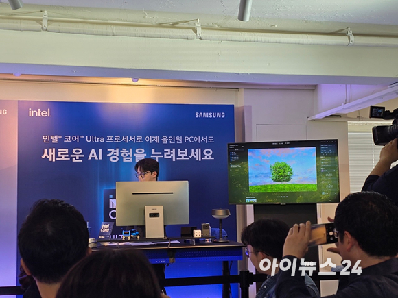 22일 서울 강남구 레어로우 '청담'에서 열린 '삼성 올인원 프로' 출시 기념 기자간담회에서 유튜브 채널 '기묘한 자동화' 크리에이터 '쿠키'가 인텔의 'AI 크리에이터 앱 패키지'를 시연하고 있다. [사진=김종성 기자]