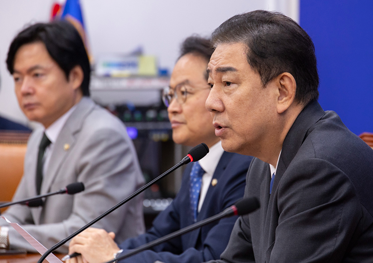 더불어민주당 김병기 원내대표가 25일 국회에서 열린 정책조정회의에서 이날 오후 열릴 본회의에 올라갈 정부조직법 처리 관련 발언을 하고 있다. 2025.9.25 [사진=연합뉴스]