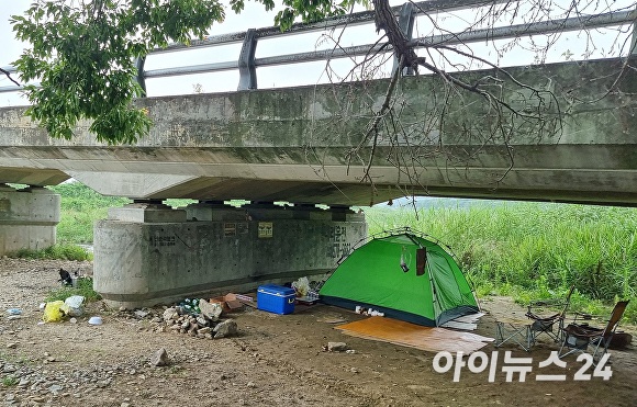 천안 병천천 한 다리 밑에 캠핑족이 텐트를 치고 여가를 보내고 있다. [사진=정종윤 기자]