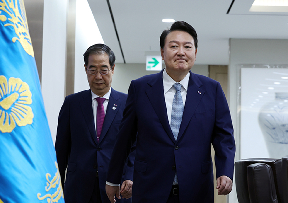 윤석열 대통령이 27일 서울 용산 대통령실 청사에서 열린 국무회의에 입장하고 있다. (대통령실통신사진기자단) 2023.06.27. [사진=뉴시스]